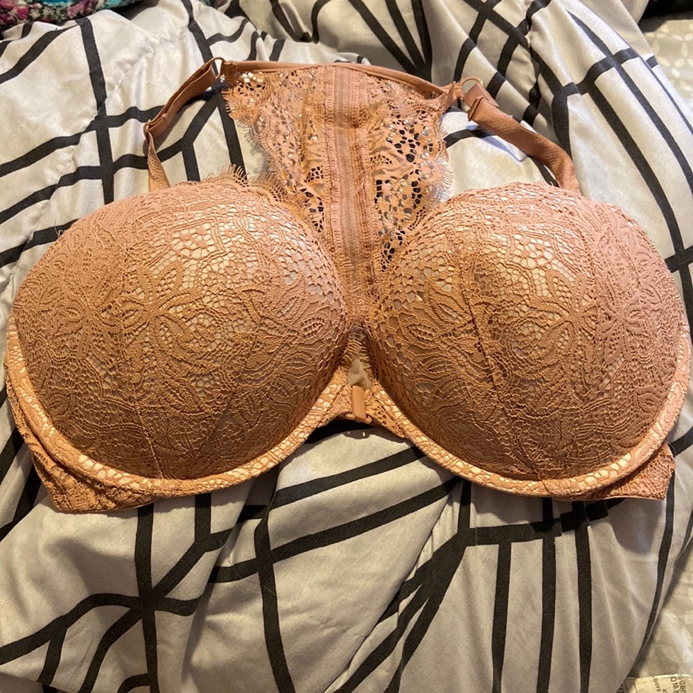 I’m selling a very sexy push-up bra. Size 38D and is a nude pink with lace.